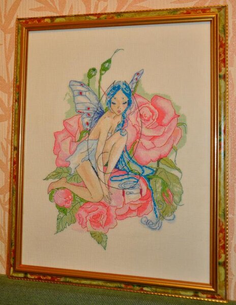 Фея Роз
Иллюстрация: Silvia Lugli
Автор схемы: Татьяна Драганова (draganka)
Только что забрала из багетки) Солнце село, пришлось фоткать при комнатном свете. Извертелась, не знала с какого ракурса 