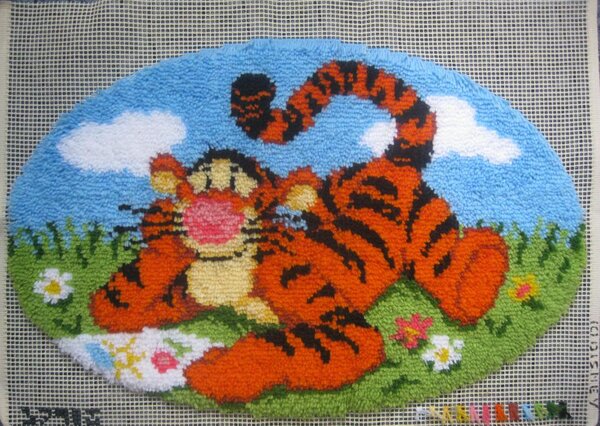 коврик от Vervaсo
пока в таком виде и остался, никак края не обработаю =(