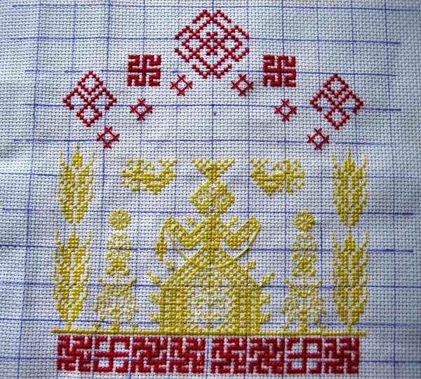 оберег Макошь. Уже постиран и натянут, но пока без рамки.