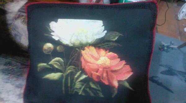 01.Подушка «Торжество»
Набор «Золотое руно».
 Вышивка нашита на подушку, связанную крючком.
В подорок.