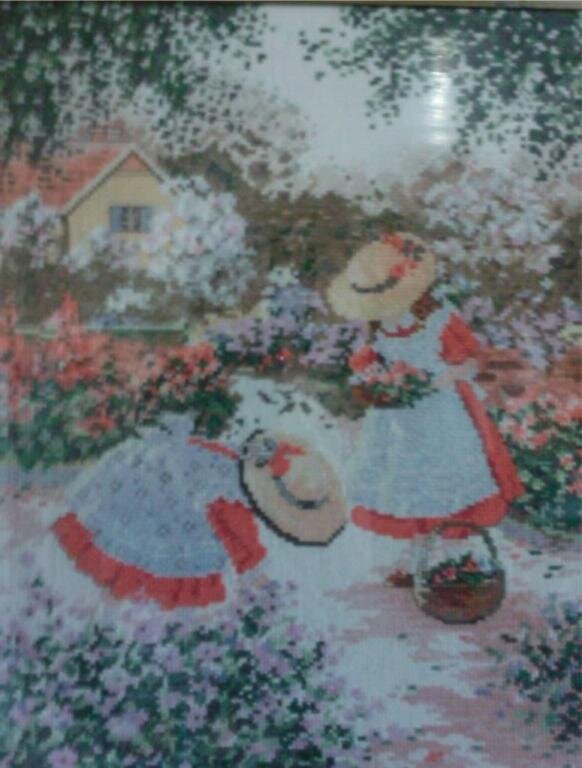 Две девочки в саду.