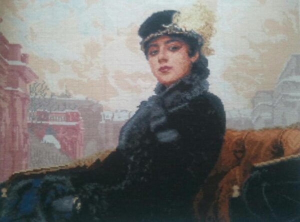 Неизвестная.
Это самая дорогая для меня вышивка. Она посвящена памяти моей мамы, которая была удивительно похожа на «Неизвестную» Крамского.