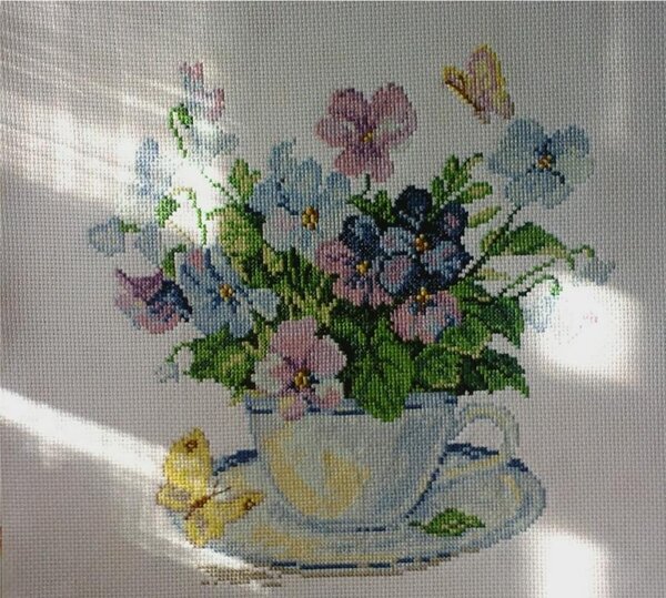 Утренние цветы.
Когда фотографировала, на вышивку упали солнечные лучи.