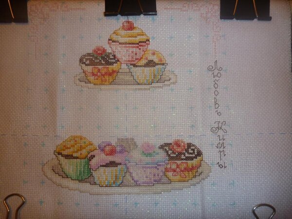 Нижняя тарелочка с пироженками моя.