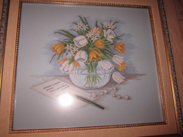 Белые и желтые тюльпаны