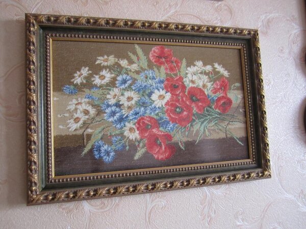 Маки, ромашки, васильки.