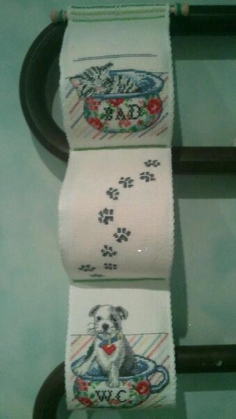 Набор Permin(Дания).             
Канва Аида 14, мулине DMC, 15 цветов. 
Фон не зашивается. Всего 4280 крестиков. 
Вышивала с  18.10.13. по 10.01.14. Держатель для туалетной бумаги 
"Котёнок и щенок".