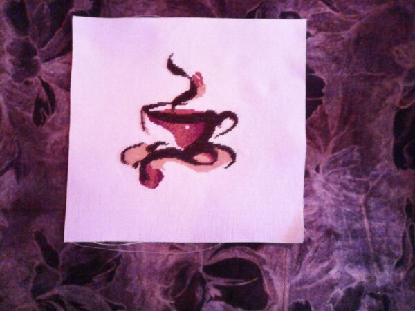 чащечка кофе по собственной схеме. по задумке это будут часики на кухню, но пока ноги все никак не дотопают до магазина часов