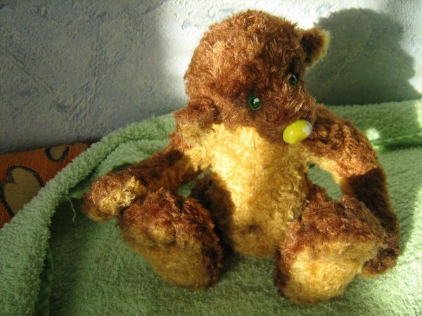 Марик.
Рост стоя 17см
Мой первый самостоятельный мишка.