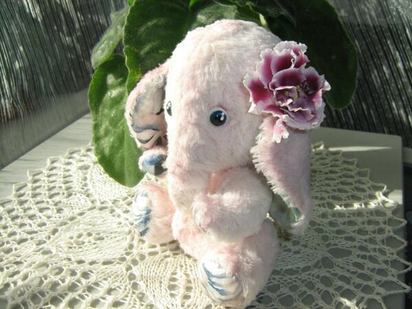 Слоник "Лютик" рост стоя 14 см.
Самостоя  тельно стоять не умеет.