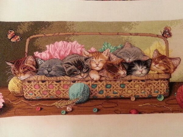 полное разочарование, не хватило ниток и при стирке за линяло!