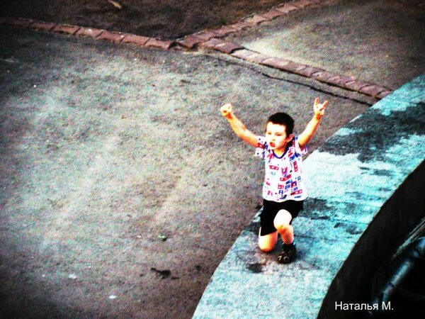 "Фиолетовый мальчик в городе вечного Ра
Пляшет танцы огня для глупых прохожих.
И все, что творит он, давным-давно не игра.
Он курит траву и корчит прохожим рожи.

Я знаю, он со мной, здесь н