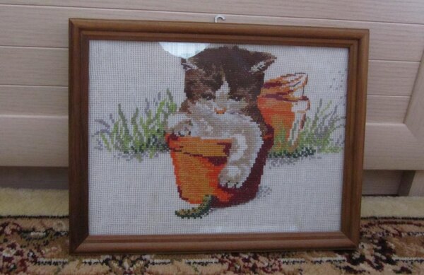 Котенок.
Самый мой первый опыт вышивки крестиком.
Работа сделана еще в школе.