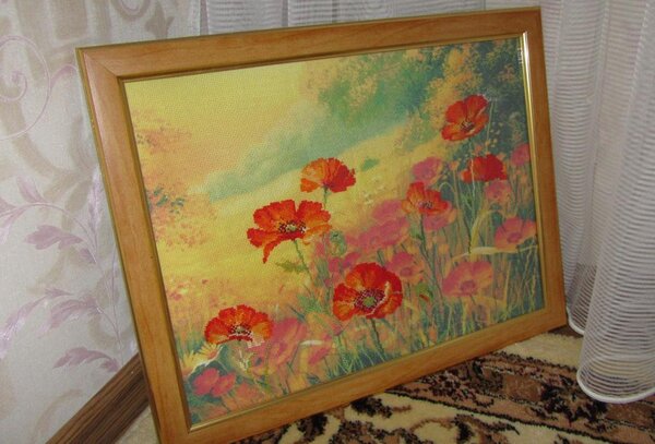 Риолис, "Маковое поле".
Частичная вышивка, рисунок нанесен на канву. Набор достаточно качественный, ниточек с запасом.
Моя первая вышивка, которая положила начало моему хобби (вышивание).