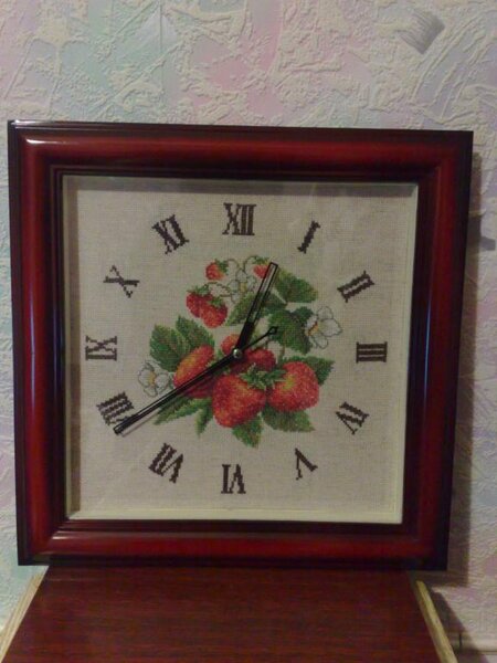 Часы клубника