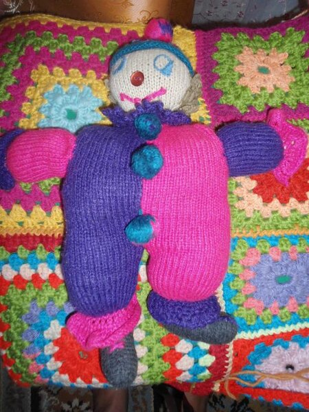 клоун, связан спицами.