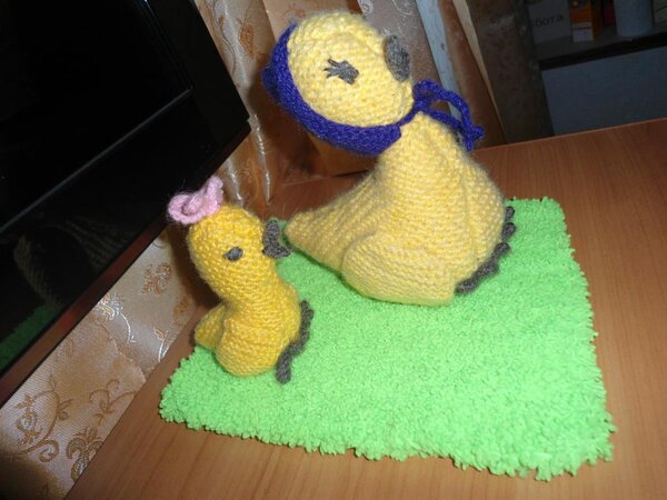 курочка с цыпленком. спицами.