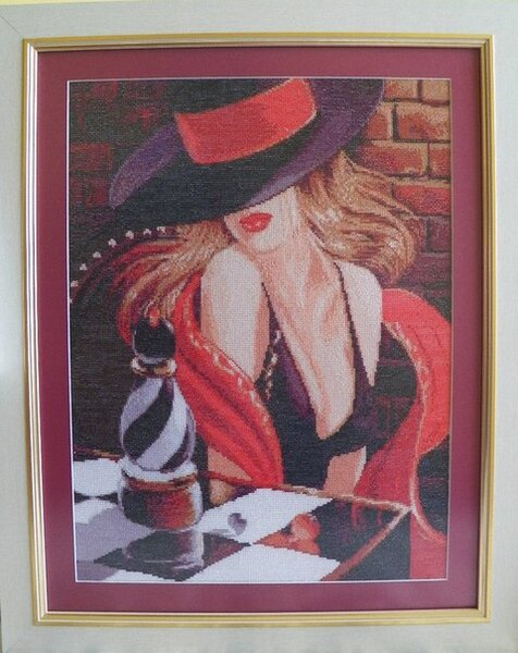 "Убить королеву". Сейчас "живет" в Италии.