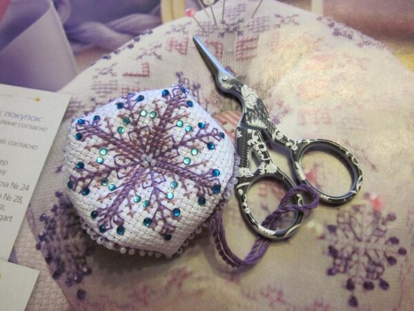 снежинка со стразами)))