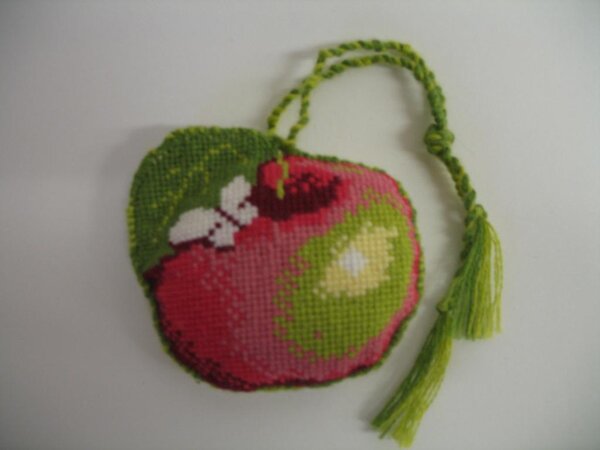 Игольница "Яблочко".