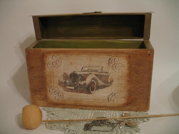 Ящичек для письменных принадлежностей или мелкого инструмента типа отверток,кому как захочется.