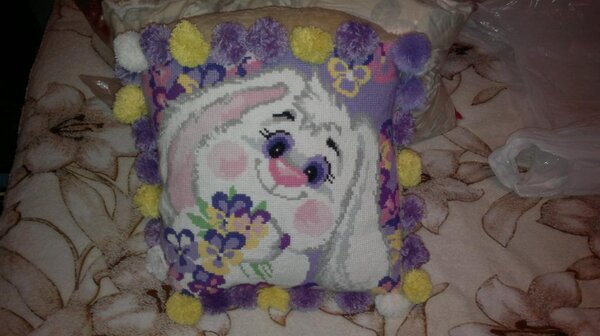 Подушечка "Кролик в цветах".