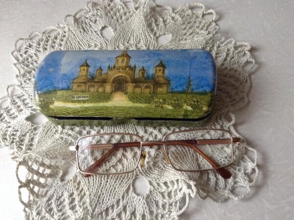 Вот так из скучного,черного пластмассового футляра для очков получился  очечник "Старый замок".