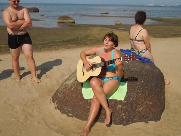 И на природе - с гитарой. (Финский залив)