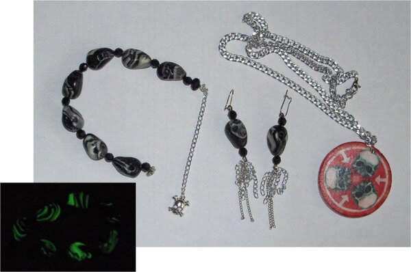 Подарок для племянницы на 15 лет. Кулон с эмблемой любимой группы. Браслет и серьги с объемными черепами (каждый лепился отдельно вручную) светятся в темноте