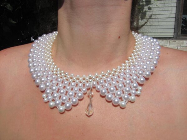 Воротничок №2 из перламутровых и кварцевых бусин