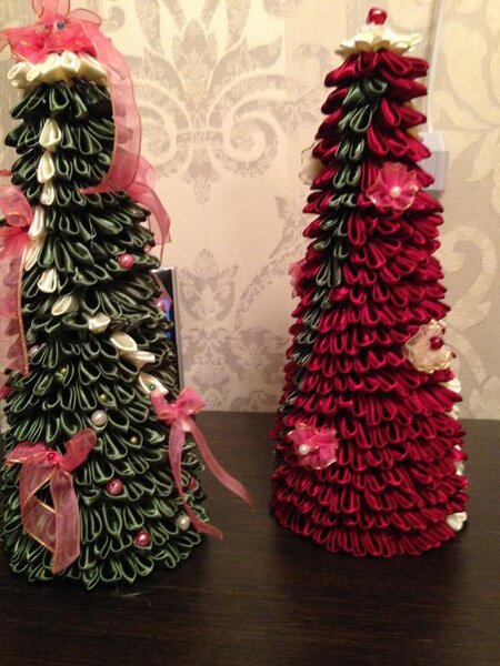 Елки в технике Канзаши, Зеленая ушла жить в школу сына, красная подарена друзьям на новый год