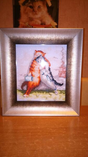 одела подарок и уже подарила фото не очень качественное-фоткала вечером перед работой.как муж сказал- понравилось.в планах еще вышить забияк к комплекту