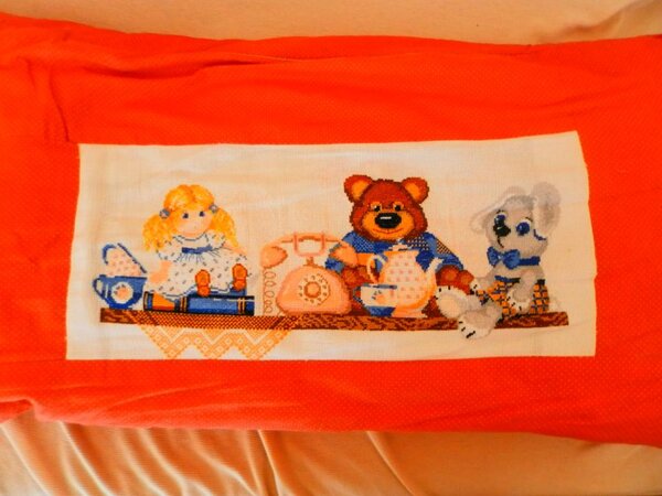 Первый риолисовский набор нитками мулине, Полка с игрушками, тоже подушка.