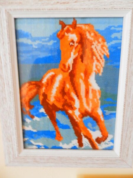 Лошадь вышивала по схеме из какого-то журнала купленного в киоске в деревне, где я была в гостях. Не сказать что очень нравится, но не оставлять же недошитое...