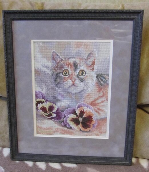 RTO, "Кошачьи грезы"
Качество набора мне понравилось, не сложный. Вышивала в подарок, цвет глаз кота пришлось изменить, чтобы добиться большего сходства с оригиналом:)