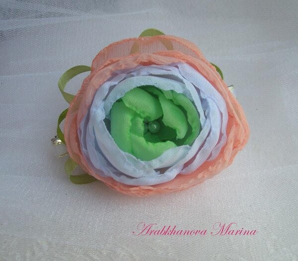 Заколка автомат выполнена из шифона . Очень красиво и нежно смотрится на волосах.
