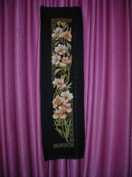 Панель от Риолис. Набор. Канву заменила на черную. Добавлена нить металлика, узор вышит весь золотым металликом.