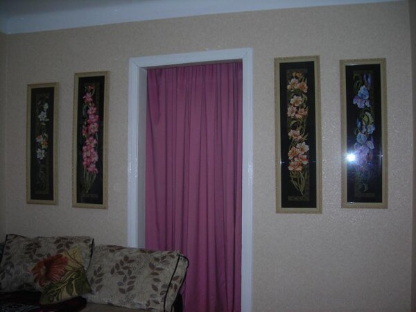 Оформились все 4. Фото в интерьере. Я на них помешана!) 
Все вышиты по наборам, внесены изменения, замена канвы