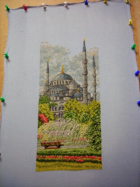 Набор от Анкор. 
Кума попросила еще что то с городской тематикой. Ждет пару (Венеция)
Думала легко и быстро вышью, но набор оказался заковыристый) Раньше не шила дробные крестики и дробный бэк, а ту