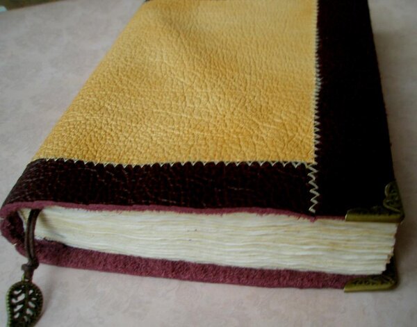 Блокнот ручной работы в кожаной обложке , выполнен с нуля, странички состарены с помощью кофе.  Формат А6,100/200 страничек.