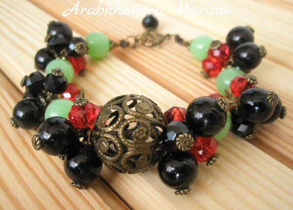 Браслет " Смородинка"  выполнен из натуральных камней: черного агата, хрусталь, нефрит.