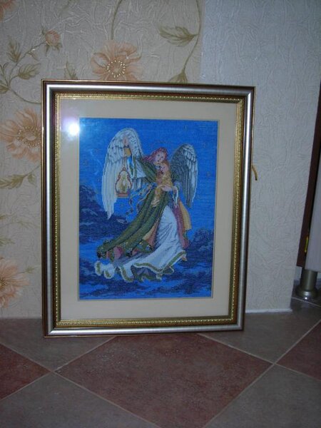 Ангел хранитель. Вышивался подбором, одна из первых работ. Канвы впритык, уголки шились на руках) Первое знакомство со схемой Дим, бэком и много чего еще. Зато вышивка с историей) Даже сыночек вышивал фон, ему лет 5 было)