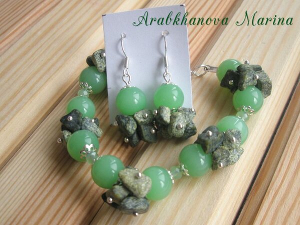 Набор " Нефритовый змей" , выполнен из натуральных камней нефрита и змеевика.