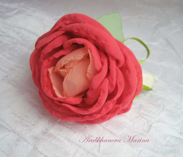 Заколка автомат выполнена из шифона. Очень красиво и  нежно смотрится на волосах.