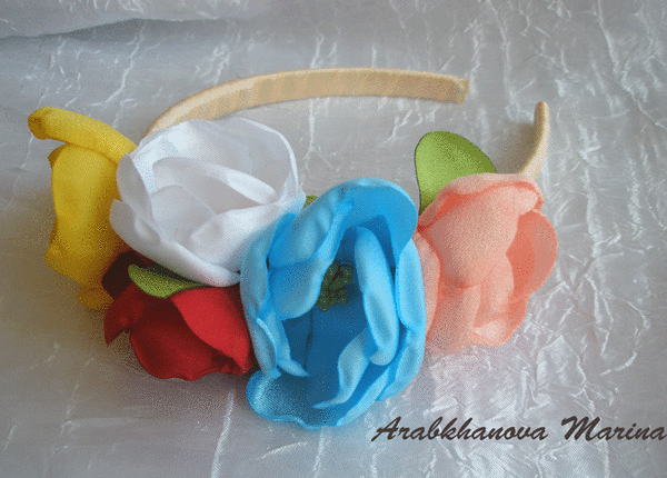 Ободок для волос из разноцветных цветов (ткань атлас), очень крпасиво и нежно смотрится волосах.