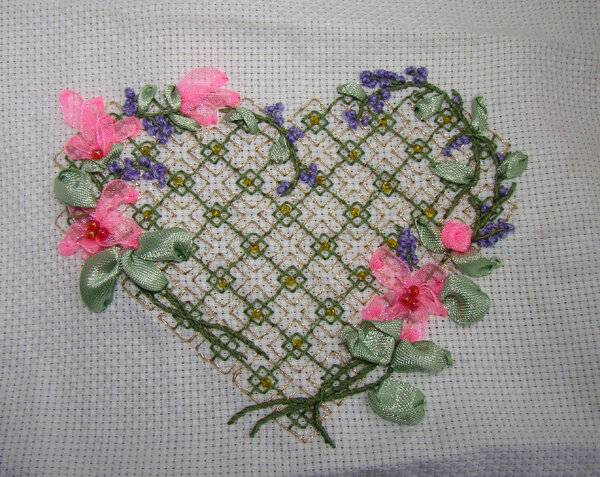 Проба вышивать лентами...набор Панны. Не понравилось:)