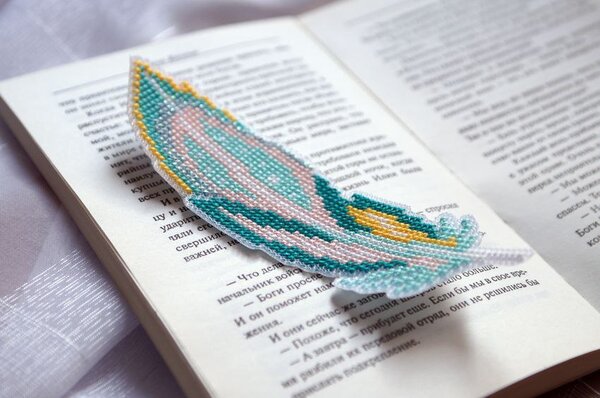 перо закладка на пластиковой канве