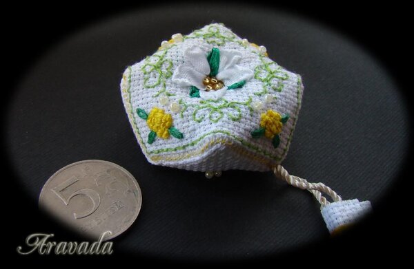 маячок на ножницы, кому-то подарила...