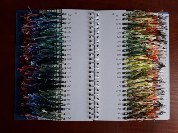 Живая карта цветов DMC. Обложка синяя картонная, пружинка белая металлическая. 20 стр.+ 2 страницы поисковика. Нарезка по 10 см в 6 сложений, 463 оттенка хлопкового однотонного мулине DMC артикула 117. Вид разворота. 400 грн.