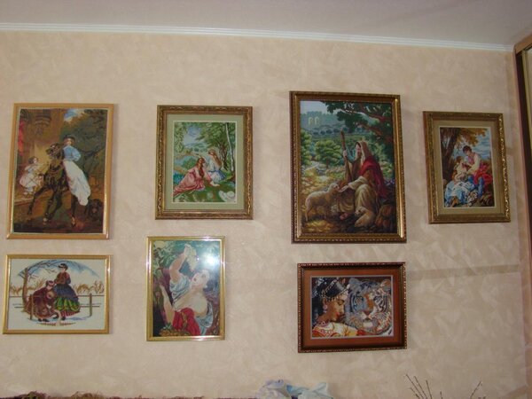 Панорама стены, сразу несколько вышивок